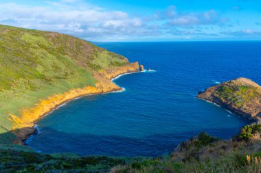 Portekiz, Azores 'deki Faial Adası' ndaki Monte de Guia Koyu..