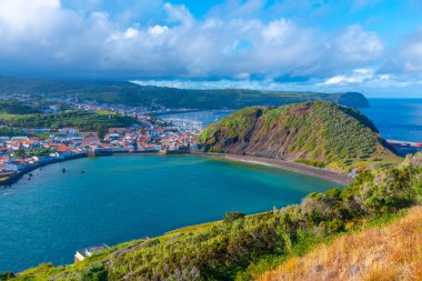 Portekiz 'in Faial Adası' ndaki Porto Pim mahallesi ve plajı.