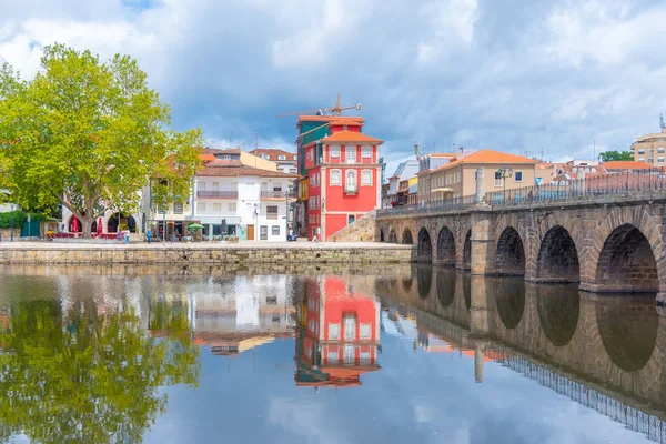 Ponte de Trajano, Portekiz 'in Chaves kentindeki Tamega Nehri' ni yansıttı..
