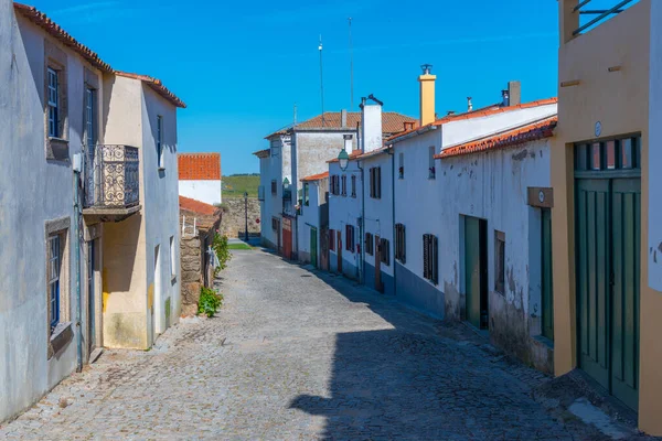 Portekiz 'in eski Almeida kasabasında dar bir sokak..