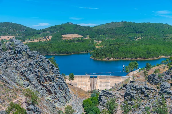 Penha Garcia 'nın Portekiz' deki su deposunun hava görüntüsü..