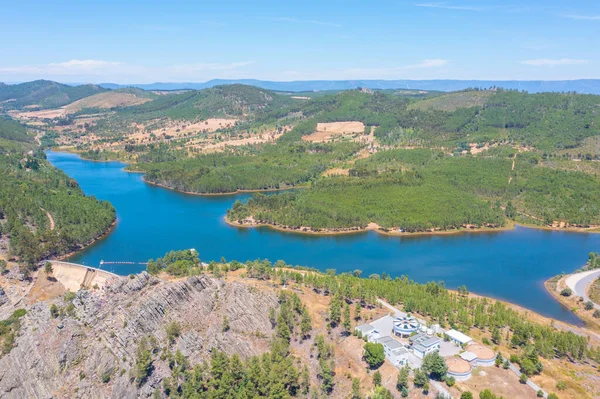 Penha Garcia 'nın Portekiz' deki su deposunun hava görüntüsü..