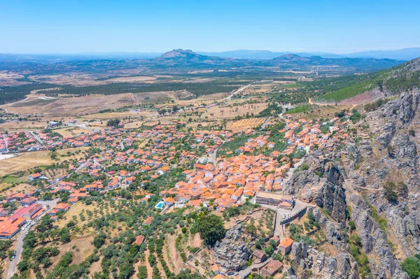 Portekiz 'in Penha Garcia kasabasındaki kalenin hava görüntüsü..