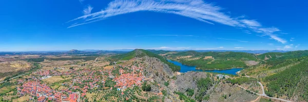 ポルトガルのPenha Garcia町の城の空中ビュー — ストック写真