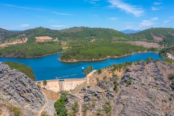 Penha Garcia 'nın Portekiz' deki su deposunun hava görüntüsü..