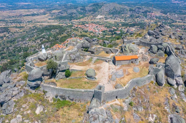 Portekiz 'in Monsanto kasabasındaki kalenin havadan görünüşü.