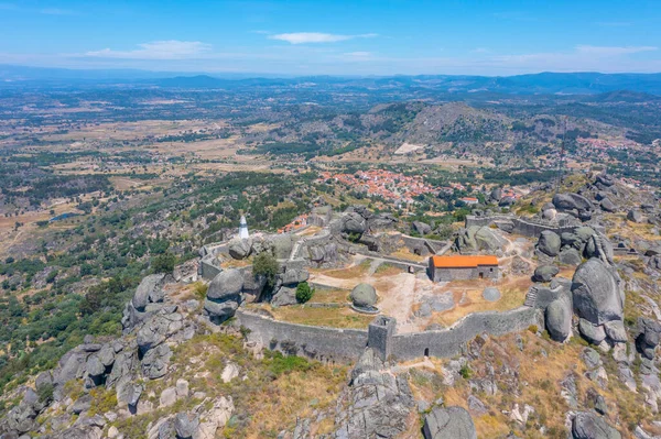Portekiz 'in Monsanto kasabasındaki kalenin havadan görünüşü.