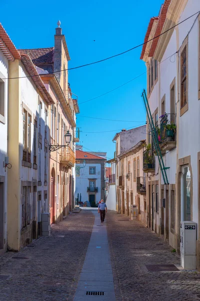 Portekiz 'in eski Castelo Branco kasabasında dar bir sokak..