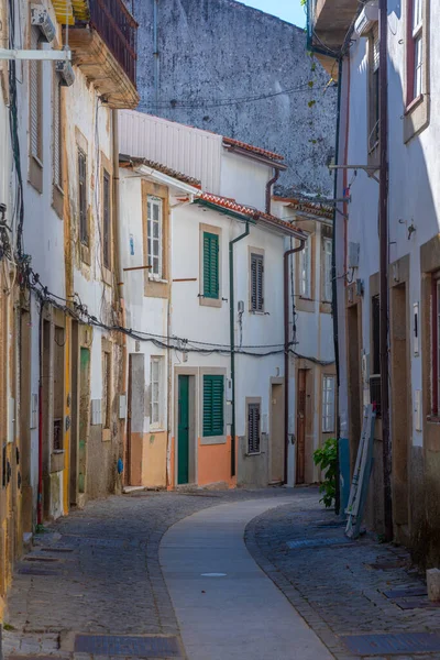 Portekiz 'in eski Castelo Branco kasabasında dar bir sokak..