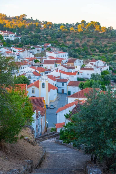 Portekiz 'in Belver şehrindeki Dar Sokak.