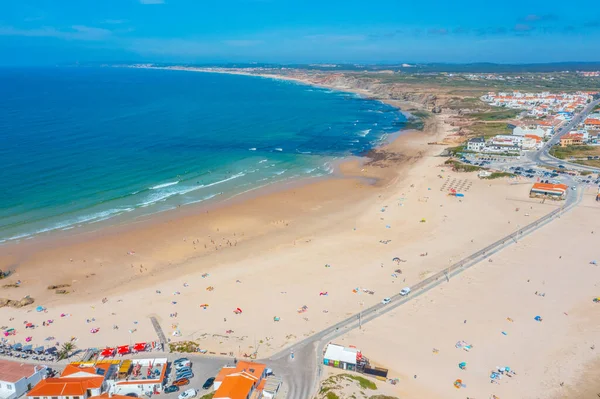 Portekiz 'in Baleal plajında güneşli bir gün.