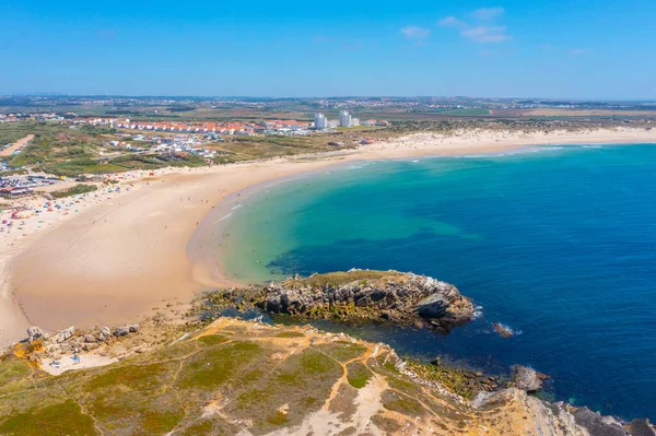 Portekiz 'in Baleal plajında güneşli bir gün.