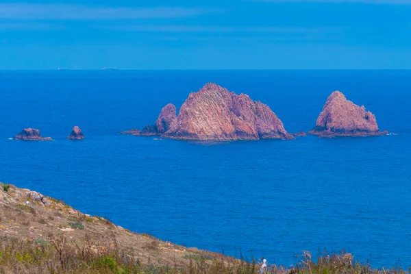 Portekiz 'deki Berlenga Grande Adası' nın sert kıyıları.