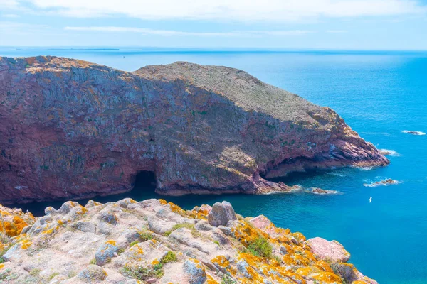 Portekiz 'deki Berlenga Grande Adası' nın sert kıyıları.