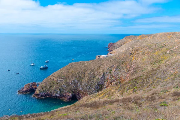 Portekiz 'deki Berlenga Grande Adası' nın sert kıyıları.