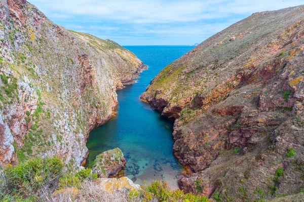 Portekiz 'deki Berlanga Grande Adası' nın bir körfezi manzarası.