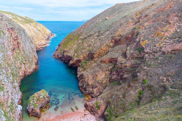 Portekiz 'deki Berlanga Grande Adası' nın bir körfezi manzarası.