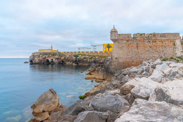 Kale deniz kenarında ya da Portekiz 'in Penishe kasabasında..