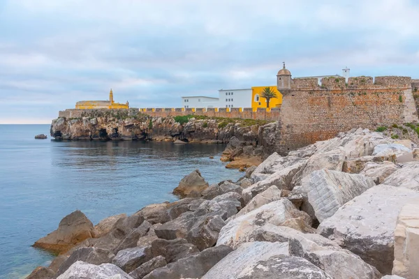 Kale deniz kenarında ya da Portekiz 'in Penishe kasabasında..