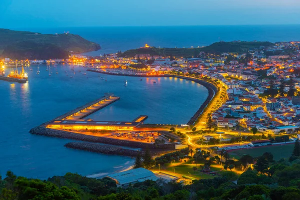 Portekiz 'in Azores' deki Horta kasabasının günbatımı manzarası.