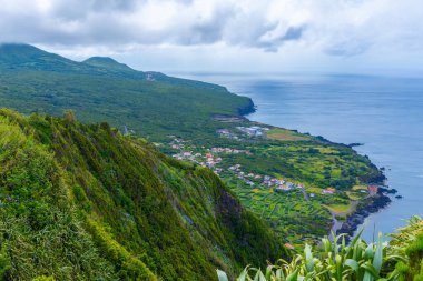 Miradouro da Ribeira das Cabras 'dan görüntü Faial Adası, Azores, Portekiz.