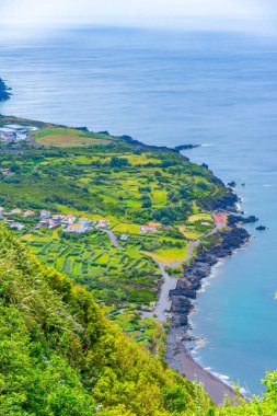 Miradouro da Ribeira das Cabras 'dan görüntü Faial Adası, Azores, Portekiz.