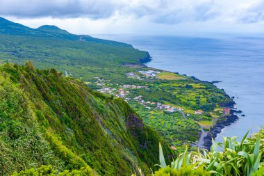 Miradouro da Ribeira das Cabras 'dan görüntü Faial Adası, Azores, Portekiz.