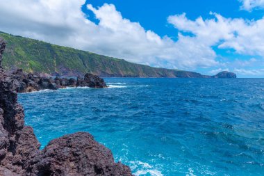 Faial Adası, Azores, Portekiz 'deki Varadouro doğal yüzme havuzları.