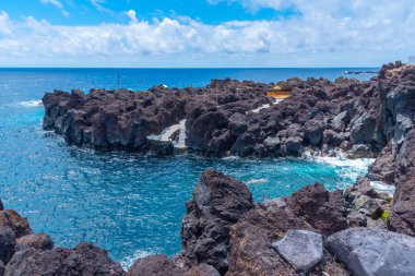 Faial Adası, Azores, Portekiz 'deki Varadouro doğal yüzme havuzları.