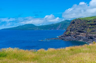 Portekiz 'deki Faial adasının kıyı şeridi.