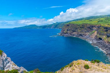 Portekiz 'deki Faial adasının kıyı şeridi.