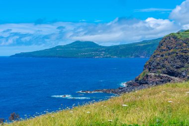 Portekiz 'deki Faial adasının kıyı şeridi.