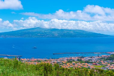 Horta kasabasının arkasındaki Pico Adası Faial, Azores, Portekiz.