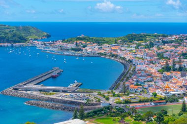 Faial Adası 'ndaki Portekiz şehri Horta' nın havadan görünüşü.