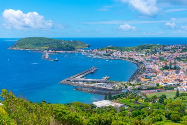 Faial Adası 'ndaki Portekiz şehri Horta' nın havadan görünüşü.