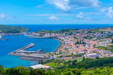Faial Adası 'ndaki Portekiz şehri Horta' nın havadan görünüşü.