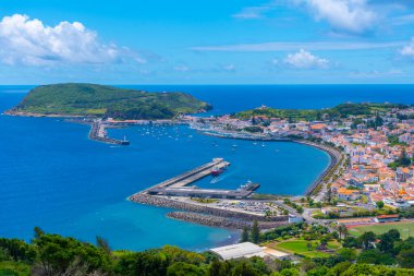 Faial Adası 'ndaki Portekiz şehri Horta' nın havadan görünüşü.