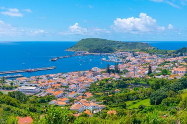 Faial Adası 'ndaki Portekiz şehri Horta' nın havadan görünüşü.
