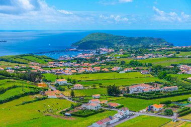 Faial Adası 'ndaki Portekiz şehri Horta' nın havadan görünüşü.