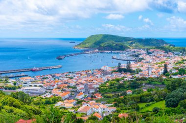 Faial Adası 'ndaki Portekiz şehri Horta' nın havadan görünüşü.