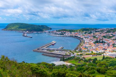Faial Adası 'ndaki Portekiz şehri Horta' nın havadan görünüşü.