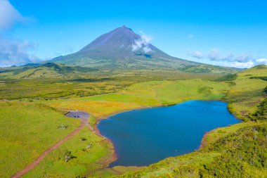 Pico Dağı, Lagoa do Capitao, Azores, Portekiz 'in arkasında..