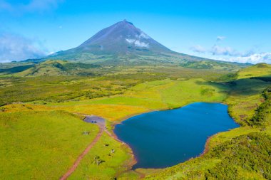 Pico Dağı, Lagoa do Capitao, Azores, Portekiz 'in arkasında..