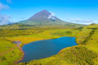 Pico Dağı, Lagoa do Capitao, Azores, Portekiz 'in arkasında..