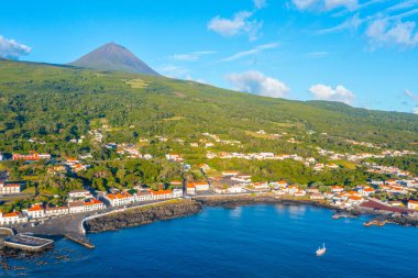 Portekiz 'de Sao Roque do Pico kasabasının hava manzarası.