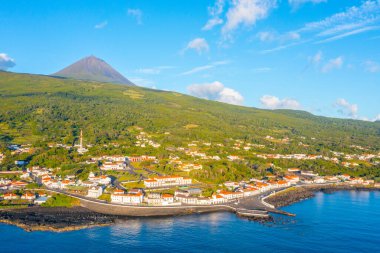 Portekiz 'de Sao Roque do Pico kasabasının hava manzarası.