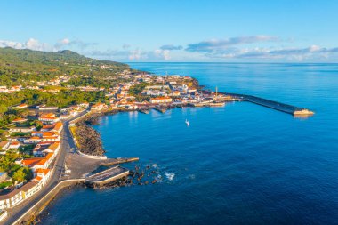 Portekiz 'de Sao Roque do Pico kasabasının hava manzarası.