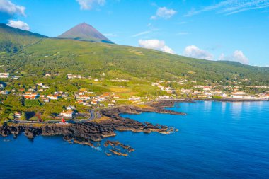 Portekiz 'de Sao Roque do Pico kasabasının hava manzarası.