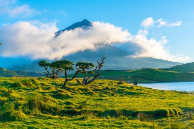 Pico Dağı, Lagoa do Capitao, Azores, Portekiz 'in arkasında..