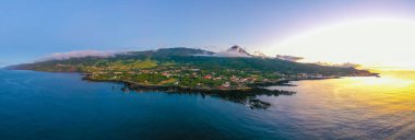 Portekiz 'de Sao Roque do Pico kasabasının gün batımı manzarası.